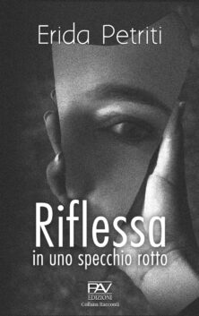 Riflessa in uno specchio rotto