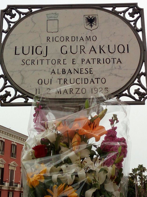 Targa commemorativa per Luigj Gurakuqi in prossimità del numero 48 di Corso Vittorio Emanuele II, ad angolo con Via Cairoli.