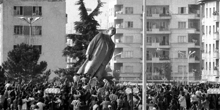 Statua di Enver Hoxha